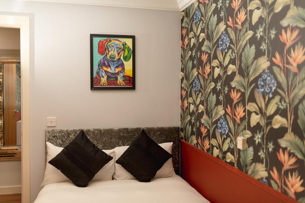 Double bedroom with botanical wallpaper in the 14-night-minimum corporate apartment, Liverpool